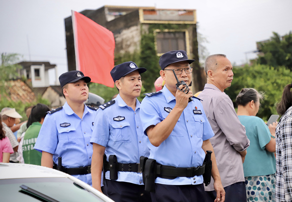 民警在活动现场巡逻执勤。代金晨摄