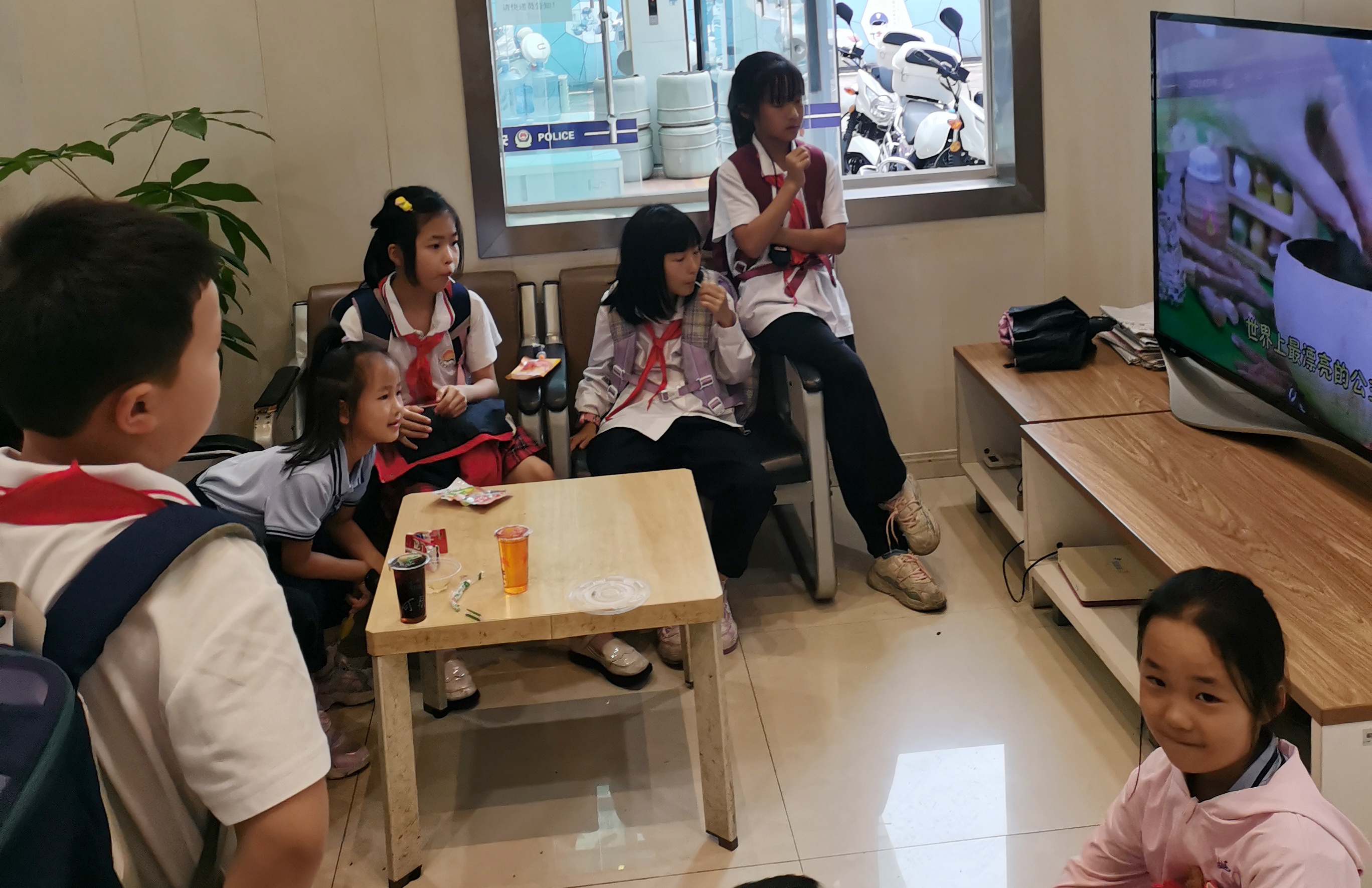 一楼大厅的电视机被孩子们“包圆”