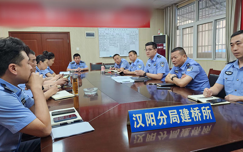 方洋在组织全所晨会
