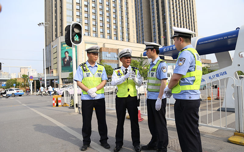 刘五桥把课堂搬到马路