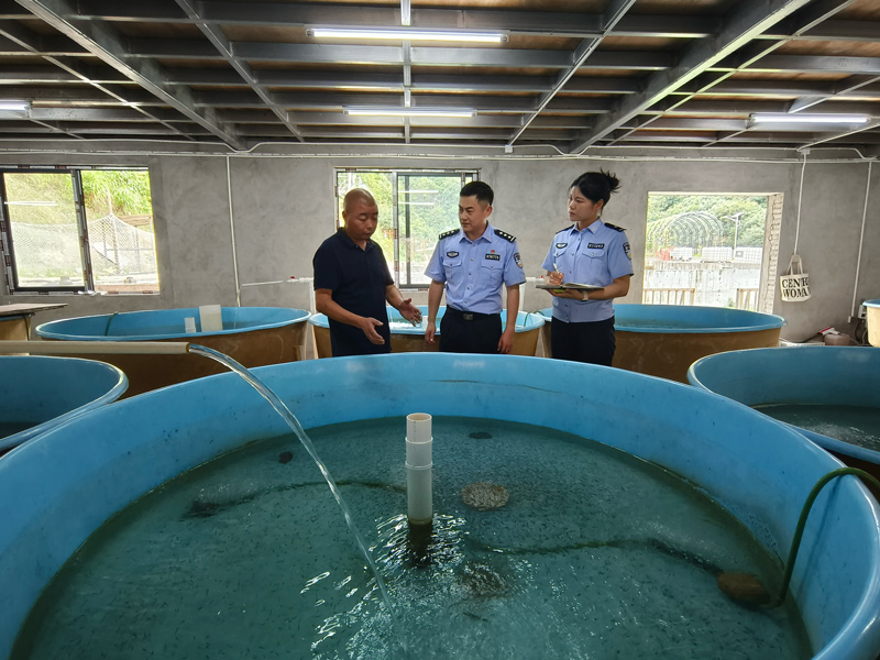 民警回访石斑鱼养殖家庭农场。胡昌清摄