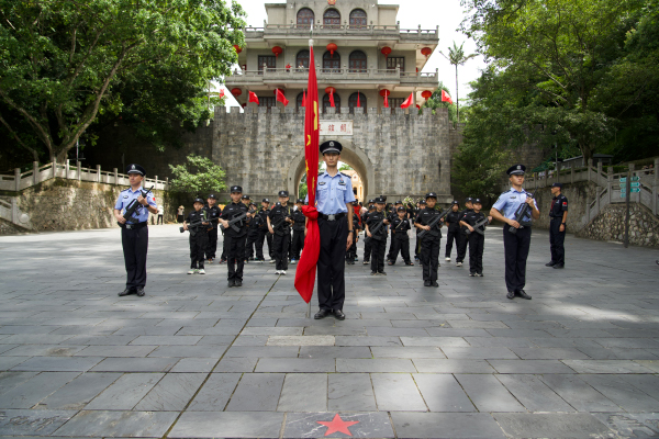“警娃”们体验友谊关国旗护卫队训练日常。刘宇昕摄