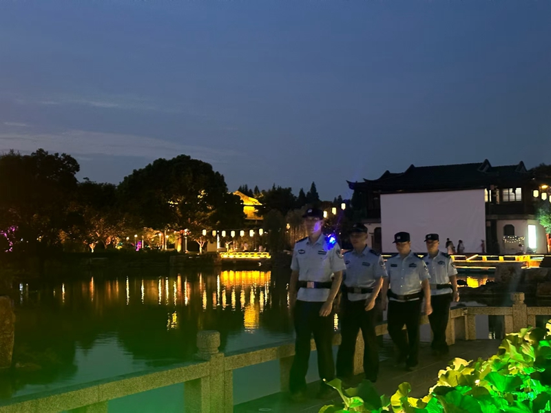 常熟市公安局虞山尚湖度假区派出所警力至辖区景点内重点水域附近开展巡逻。江苏省公安厅供图