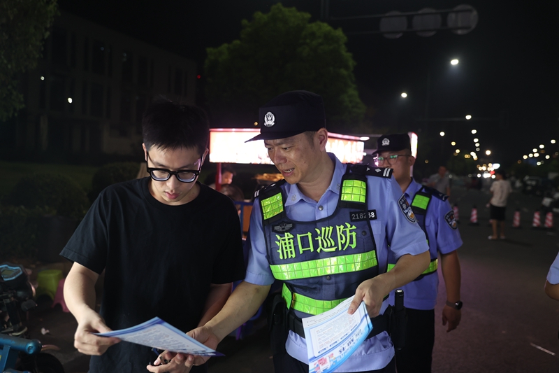 南京市公安局浦口分局警力在辖区桃园夜市开展巡查宣防。江苏省公安厅供图