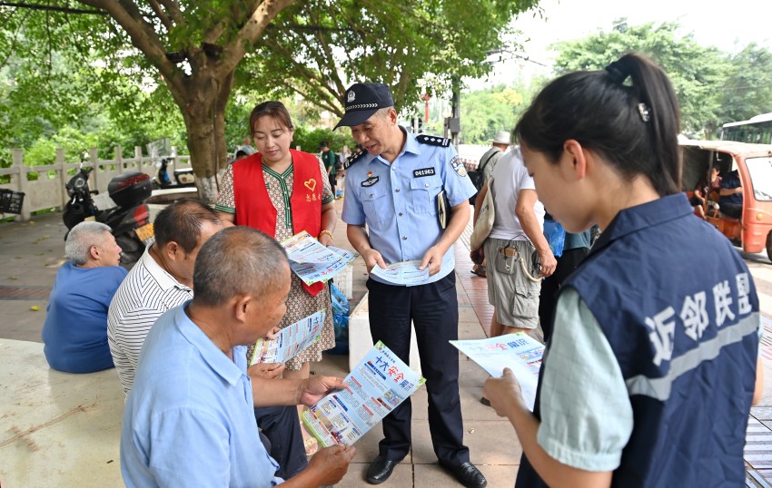 民警和平安商户联盟志愿者在斗鸡菇市场内进行法治宣传。张磊供图