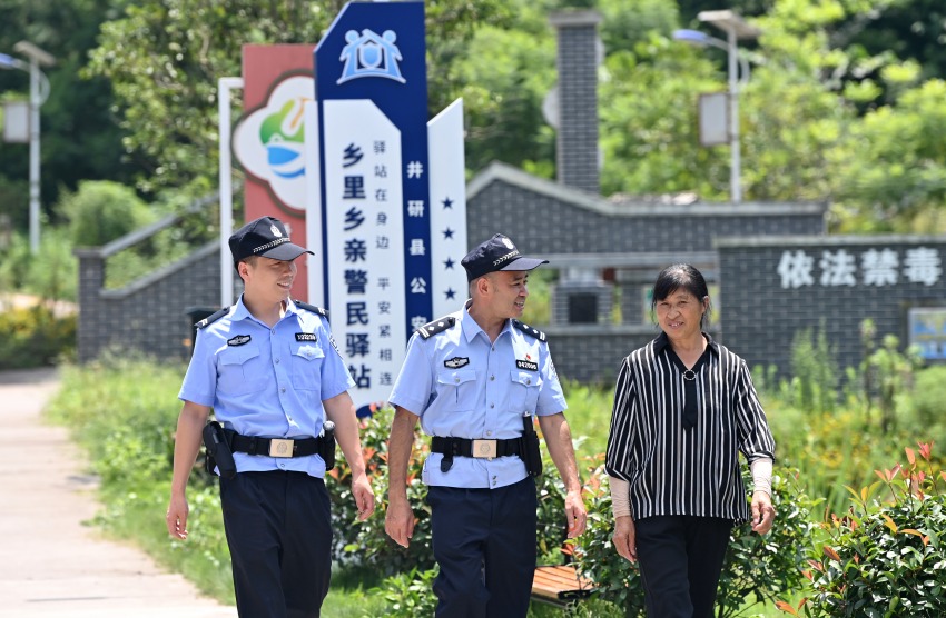 民辅警驻守在“乡里乡亲警民驿站”提高了见警率、管事率。张磊供图