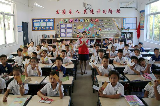 “护苗·绿书签”专项行动现场。路南街道供图
