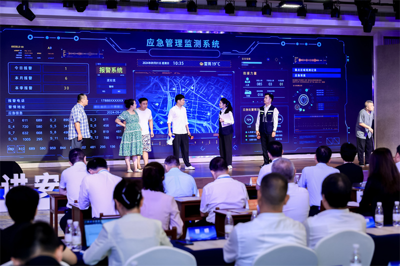 全民安全公开课上，用情景剧的方式演绎安全宣传“五进”工作中，应急科普讲解员在曲折中前行的故事。湖北省应急管理厅供图