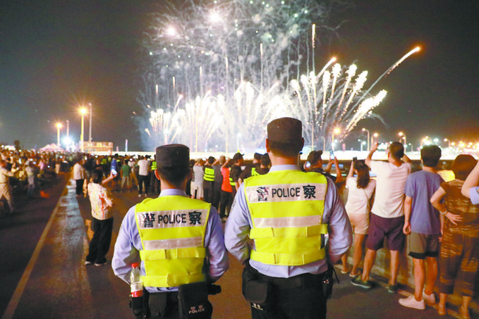8月10日，黑龙江省哈尔滨市公安局松北分局民警辅警在啤酒大棚开展安全宣传。史继东摄