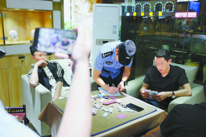 9月7日，云南省昆明市公安机关对棋牌室开展检查。