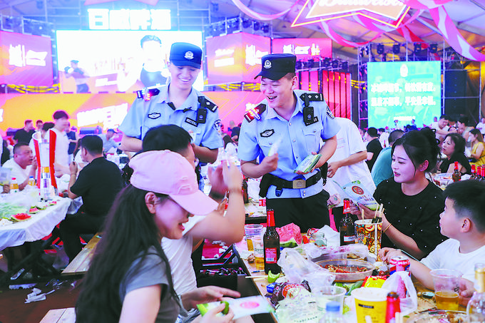 8月10日，黑龙江省哈尔滨市公安局松北分局民警辅警在啤酒大棚开展安全宣传。史继东摄