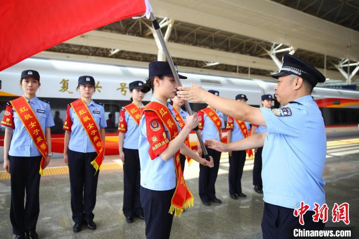 南昌乘警支队成立女子乘警队护航“十一”黄金周旅客平安出行