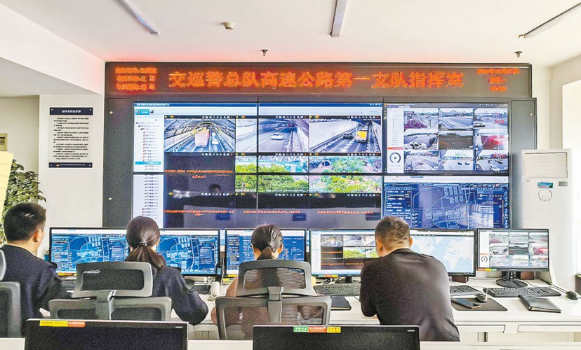 今年国庆长假最后一天，重庆交巡警总队高速公路第一支队指挥室，工作人员对辖区各高速路进行实时监控，确保来往车辆安全、迅速通过。（本报资料图片）记者 齐岚森 摄\视觉重庆