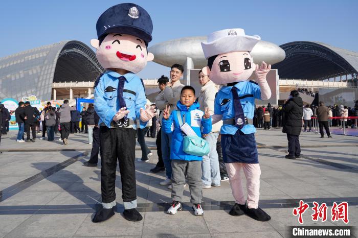 河南郑州：警营开放日吸引市民参观体验