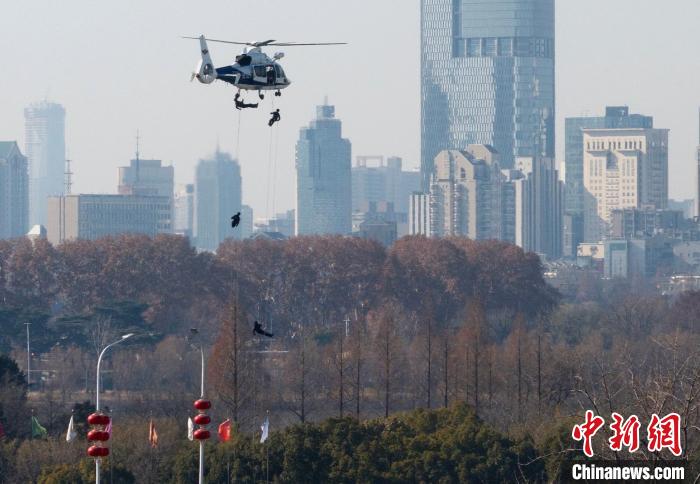 特警从天而降护平安南京公安“警营开放”展风采