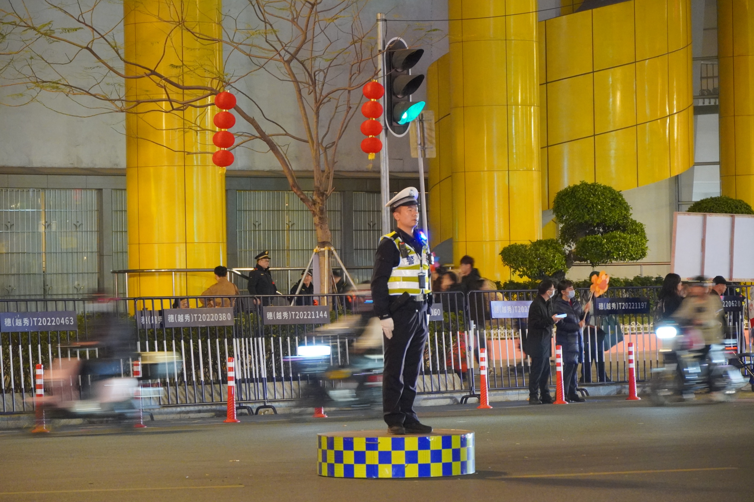 2024年春运期间，广州交警在岗执勤，守护群众出行。人民网 王雅蝶摄