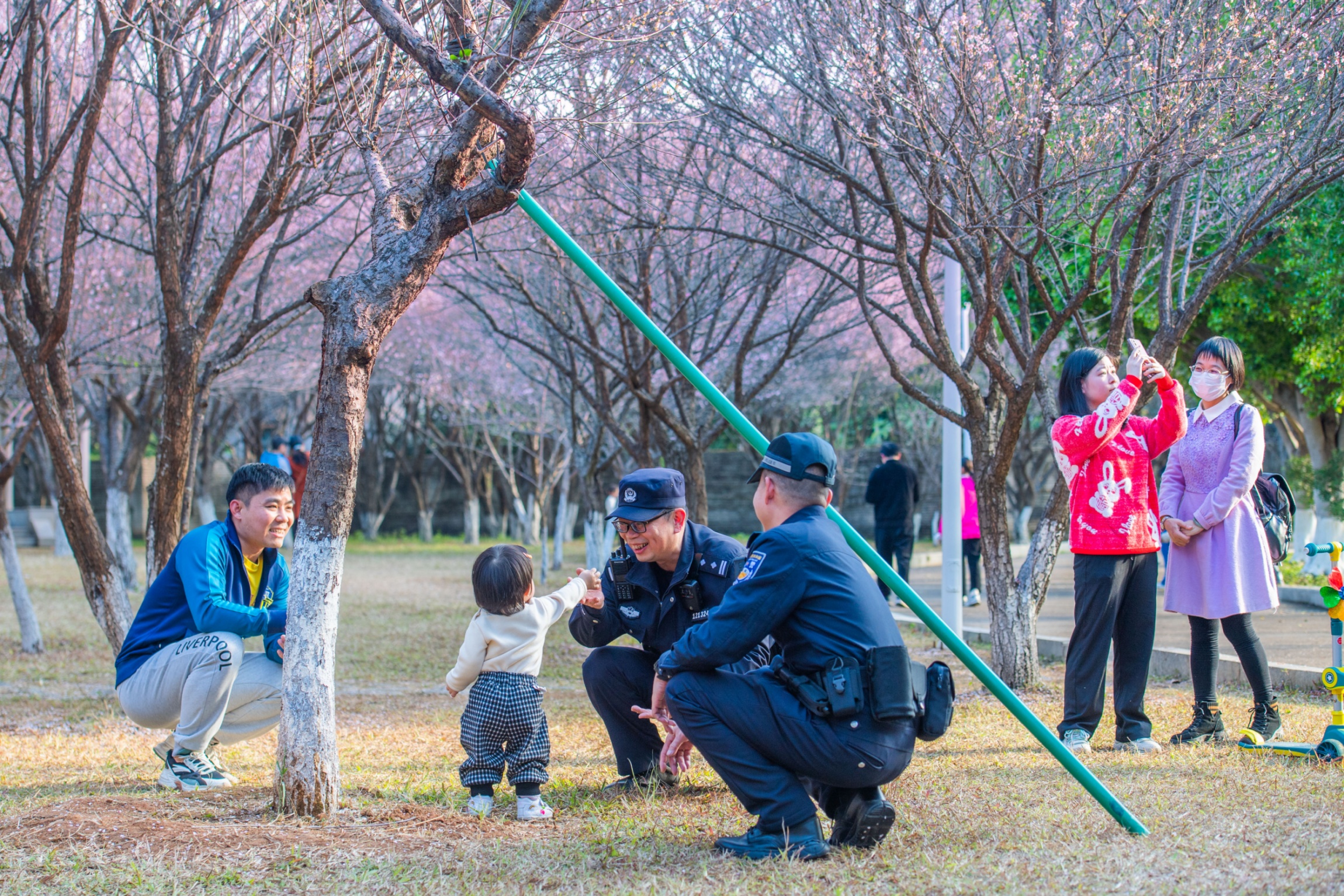 梅州公安民警巡逻时与群众交流互动。梅州市公安局供图