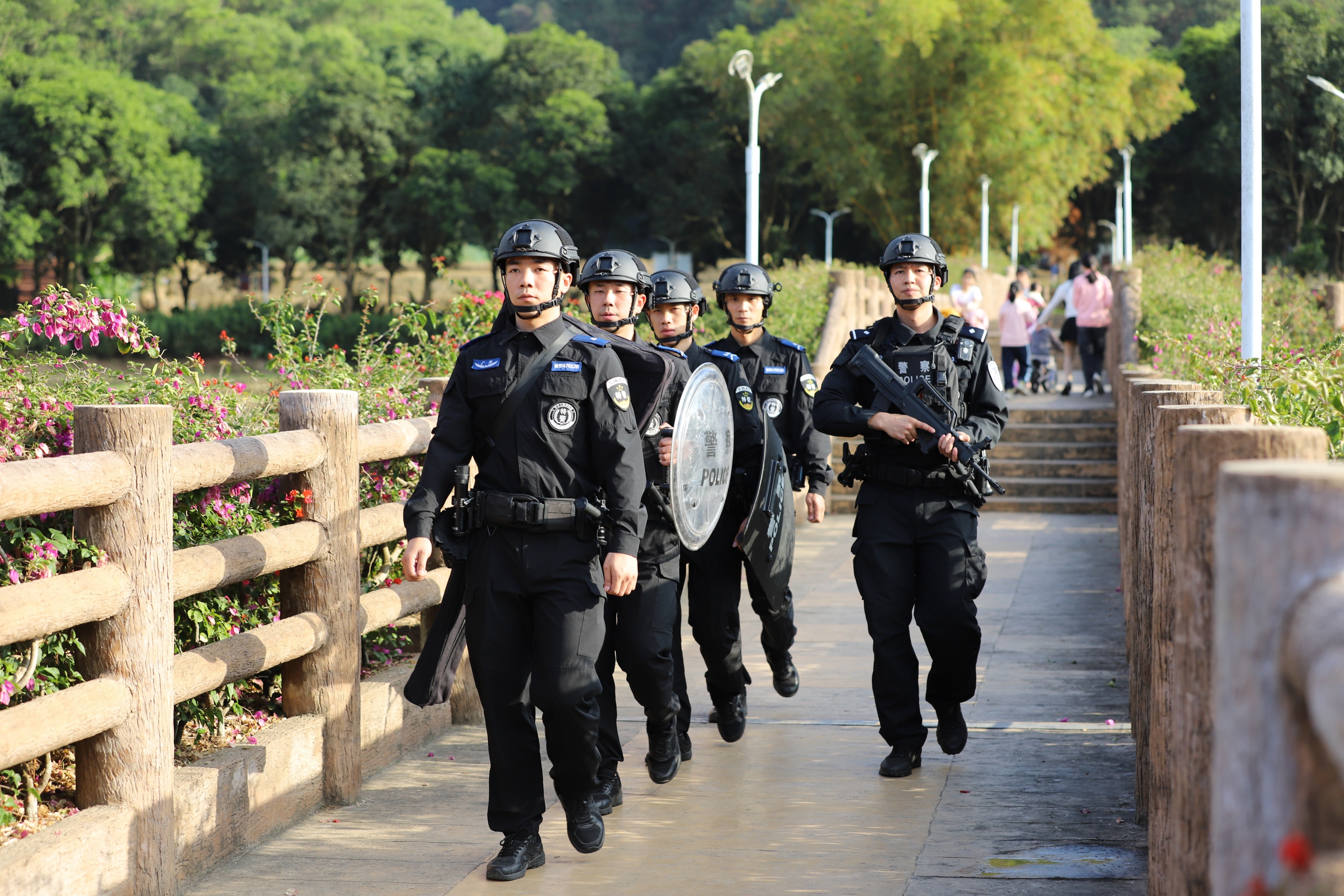 云浮公安特警开展社会面巡防工作。云浮市公安局供图