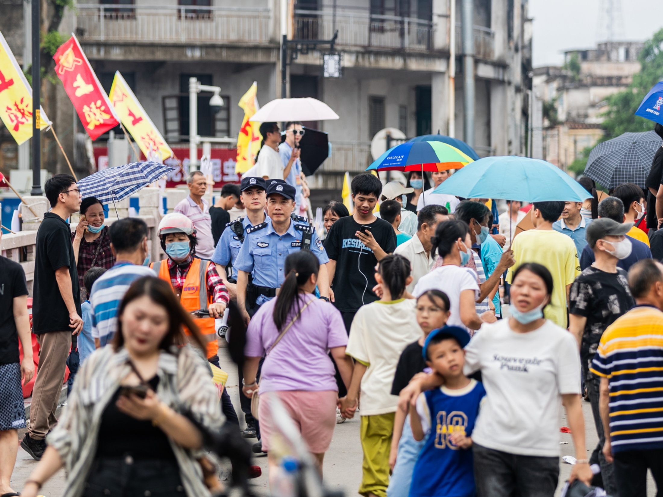 阳江公安民警在龙舟赛开展安保巡逻。阳江市公安局供图