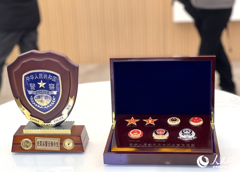 警史馆展示的警察帽徽。人民网记者 陈蓝燕摄