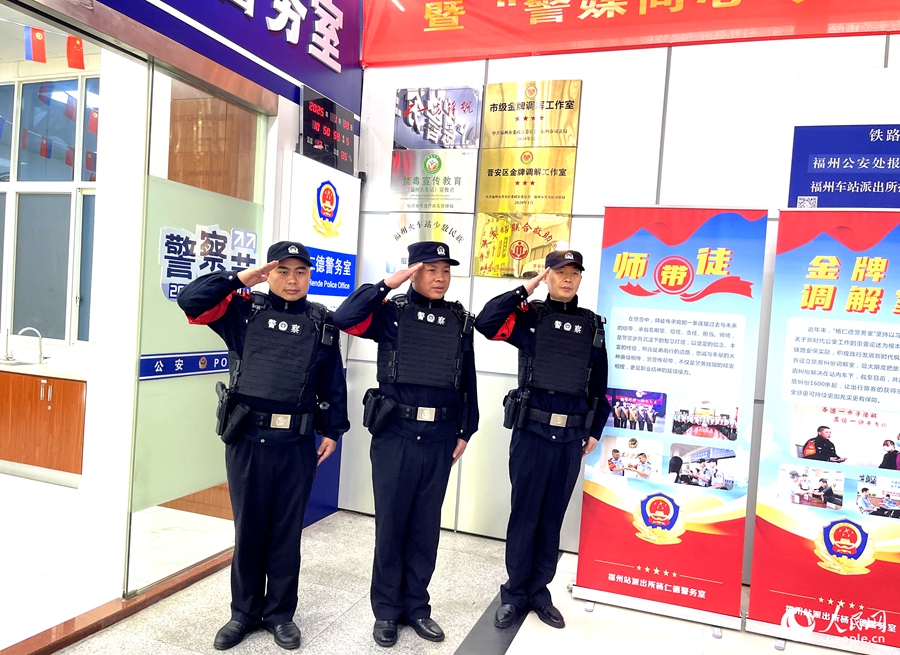 杨仁德（图中）和他的徒弟们。人民网记者 陈蓝燕摄