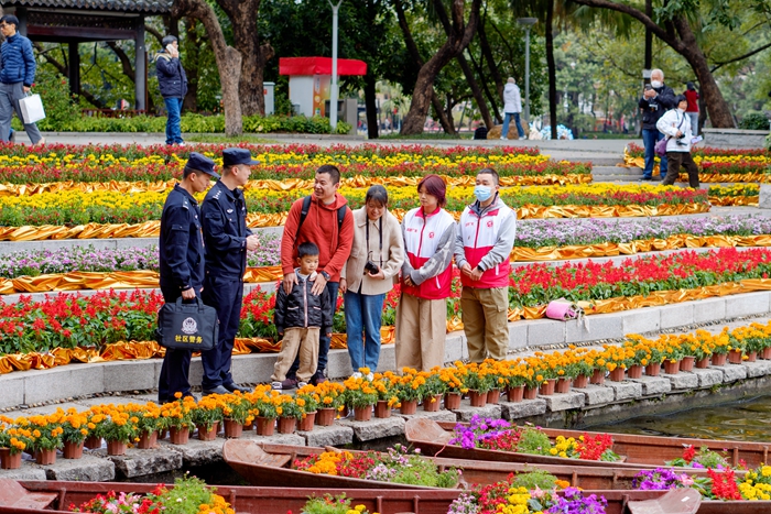 2024年迎春花市期间，广州市公安局昌华派出所民警在荔湾湖公园走访巡逻，向外地游客介绍广州水上花市的历史文化。.jpg