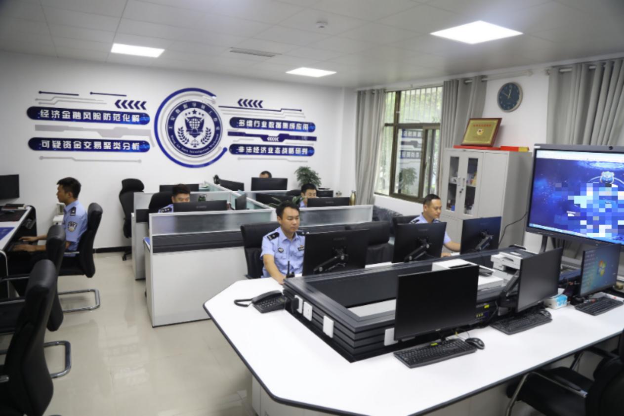 宿州经侦民警在王安数据导侦工作室开展数据研判。宿州市公安局供图