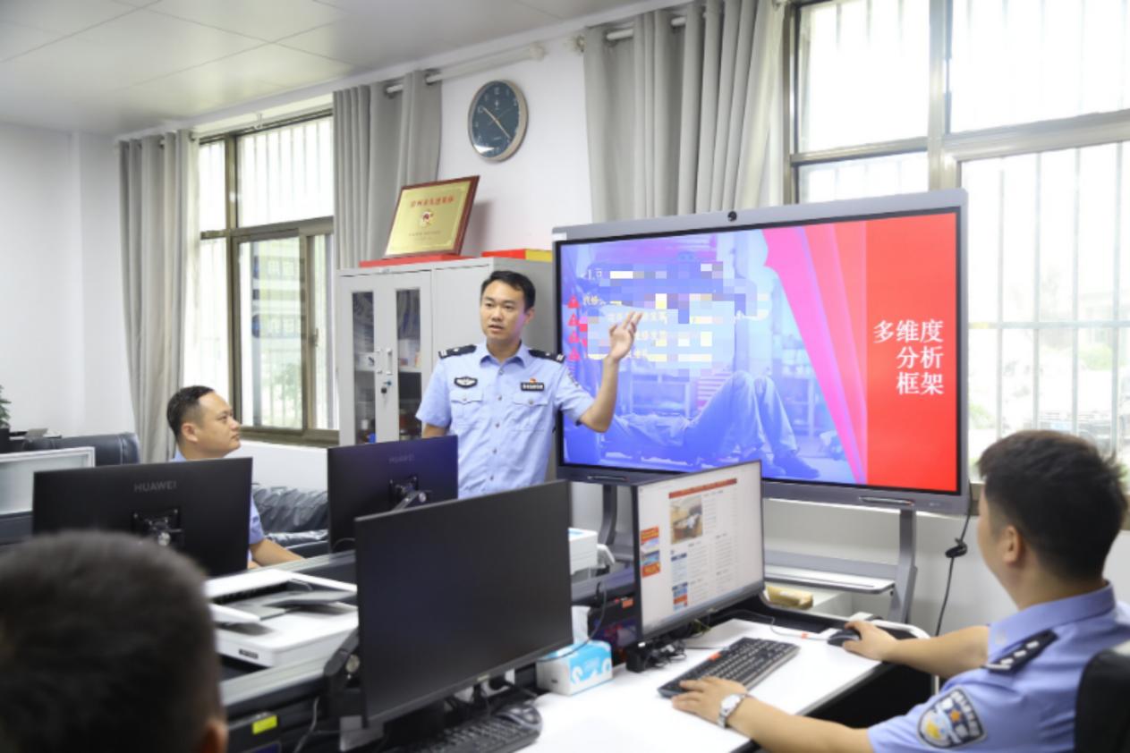 王安讲解保险诈骗犯罪手法和异常数据分析。宿州市公安局供图