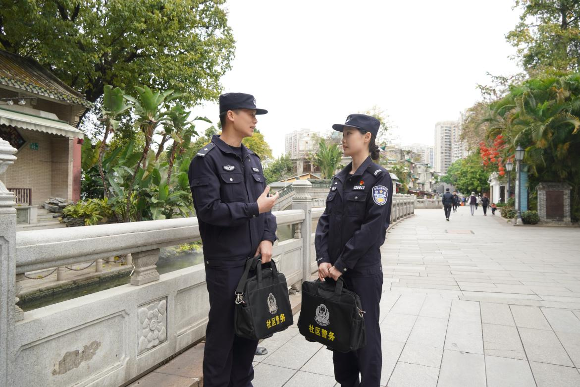 00后社区民警王孜涵与同事郭兴煌交流入户走访工作。人民网 王雅蝶摄