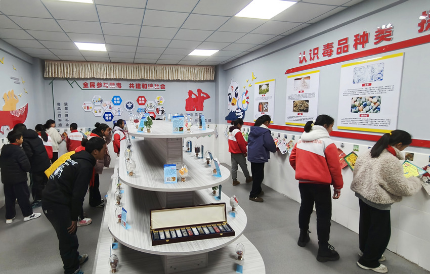 昭觉县东方红小学禁毒微基地。陈萱摄
