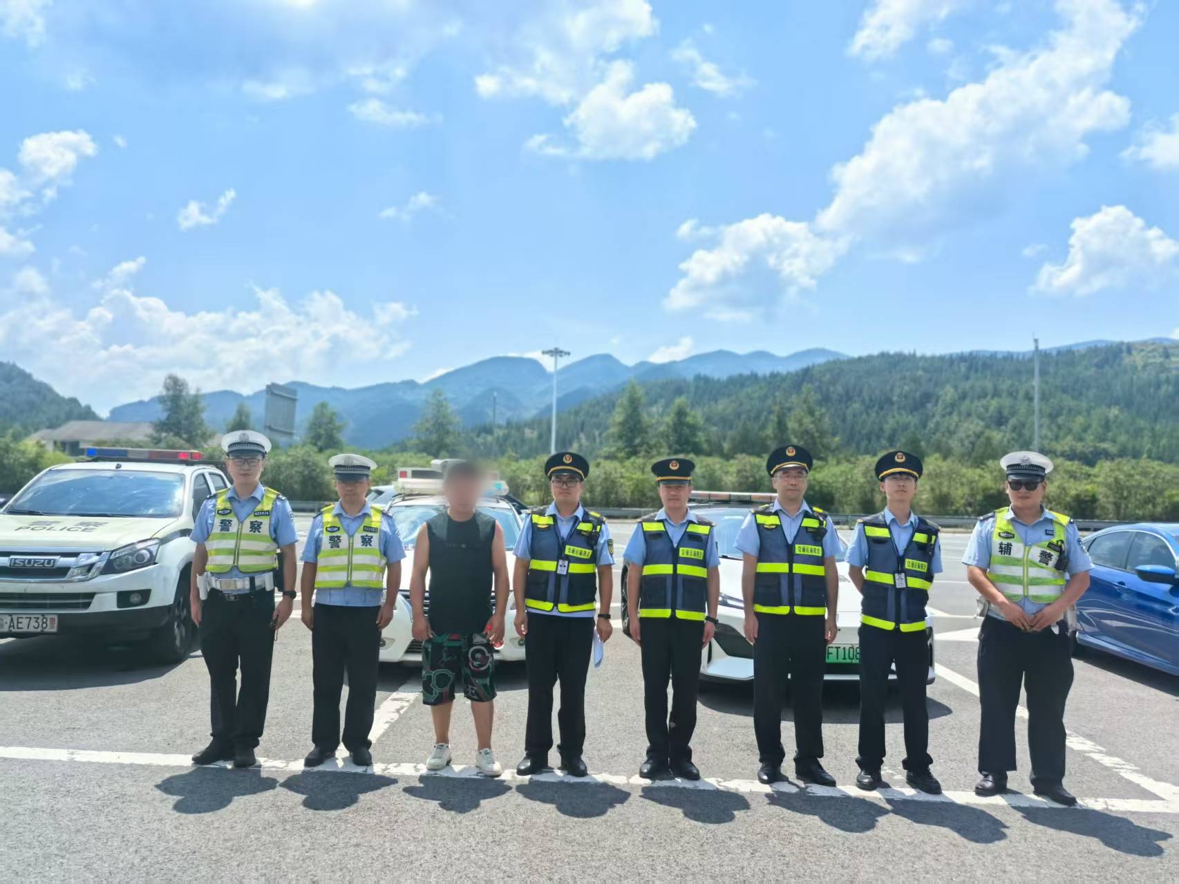 黔渝执法人员移交案件现场。
