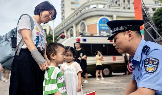 与游客亲切交谈,解答疑问