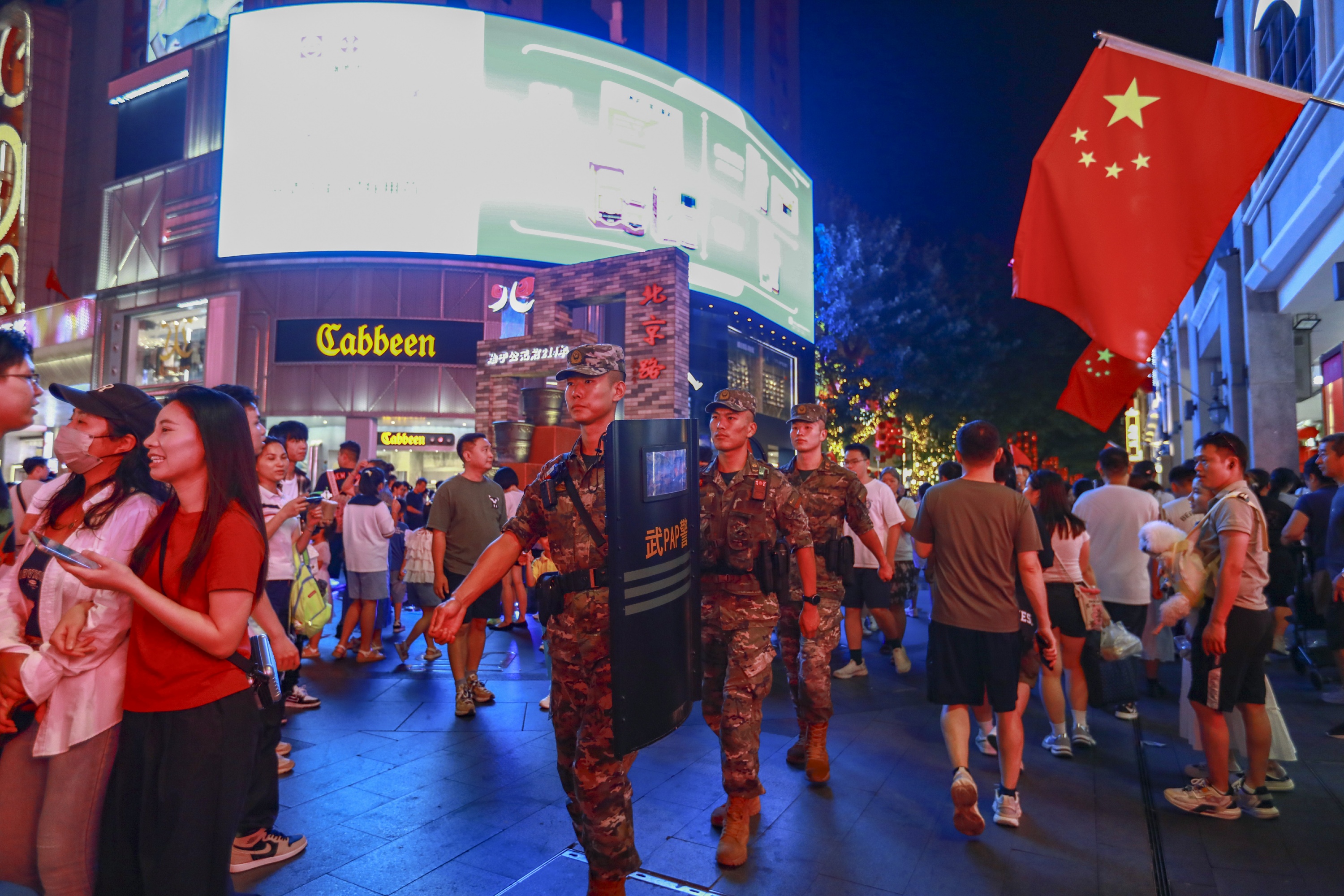 今年国庆中秋假期，武警广州支队官兵在北京路徒步巡逻，守护旅客出行。