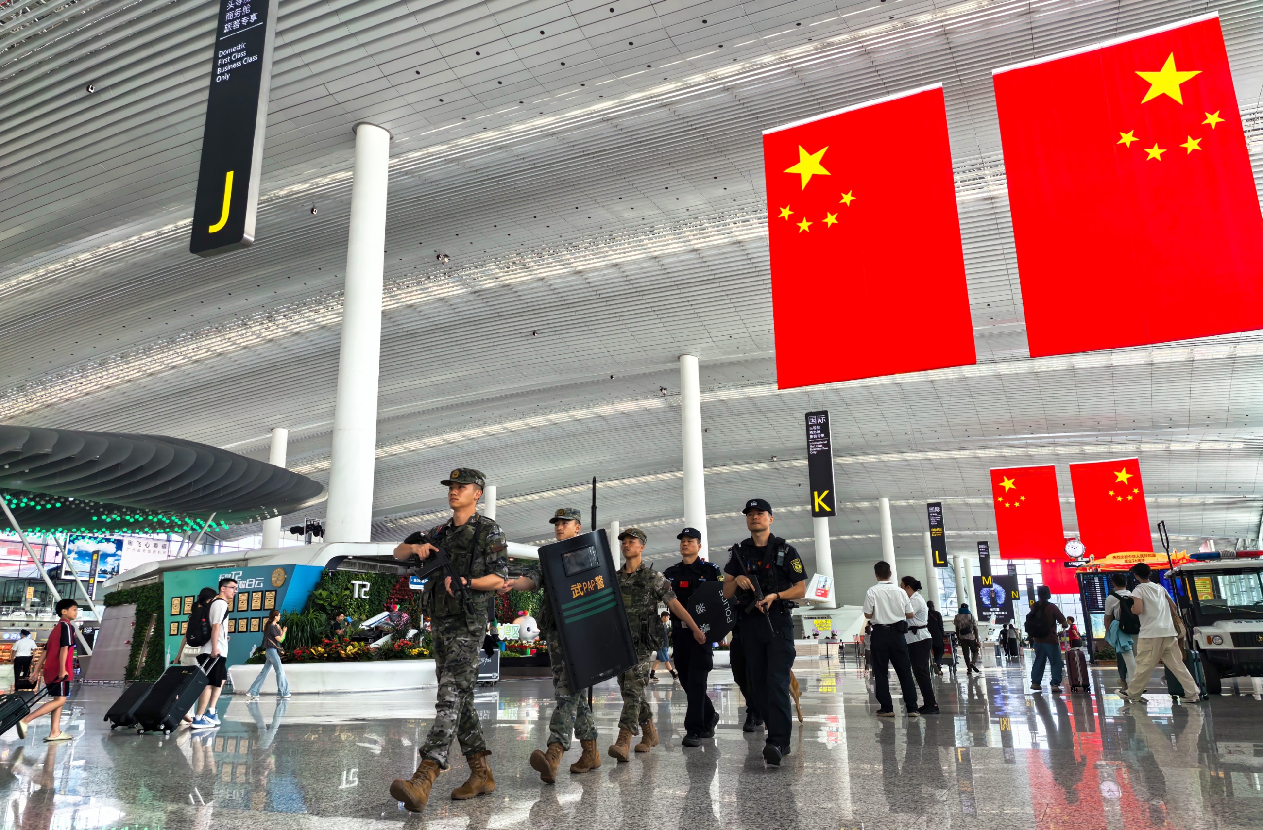 今年国庆中秋假期，武警广州支队官兵在白云机场与联勤特警徒步巡逻，共同守护旅客出行。