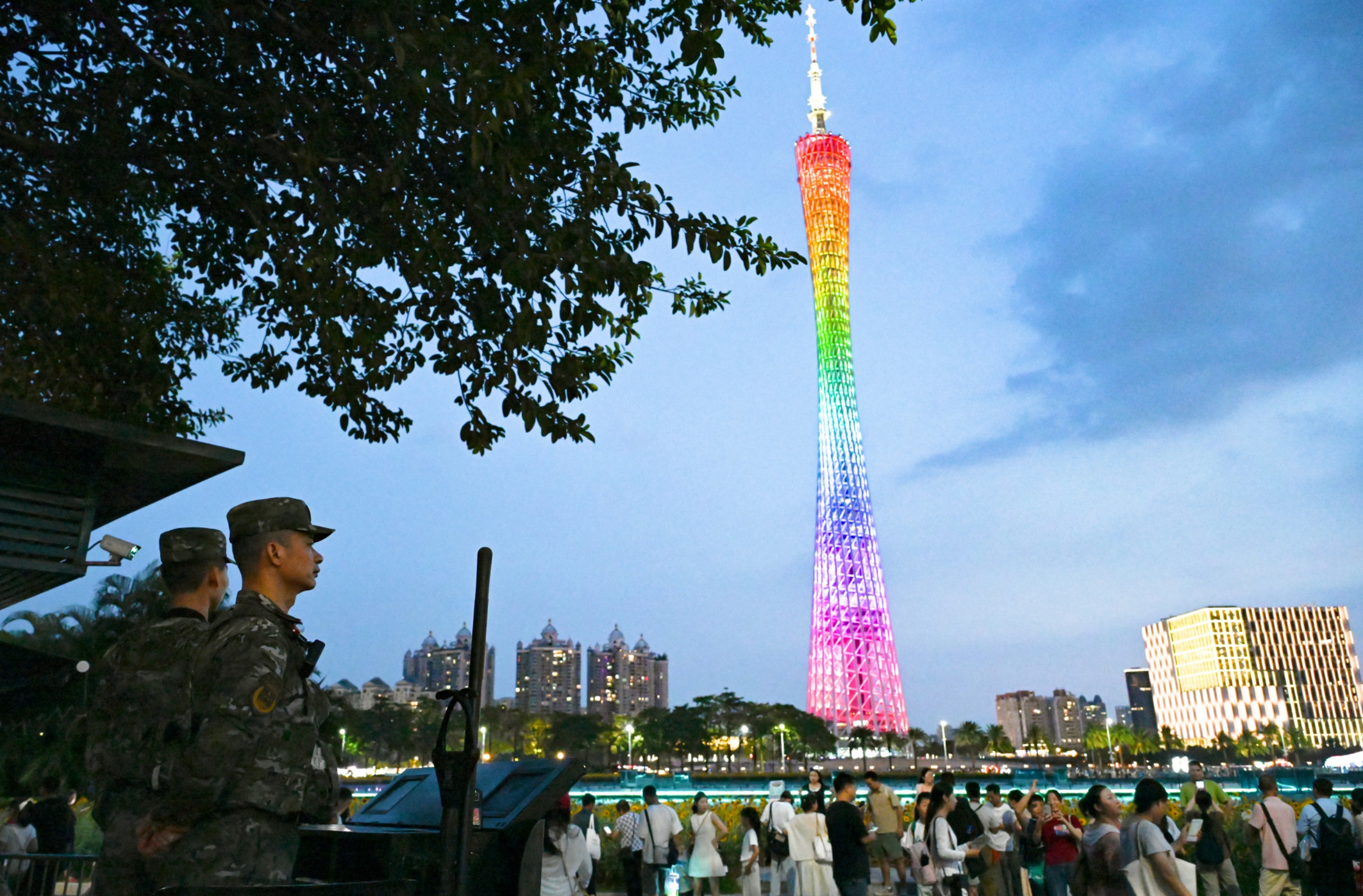 今年国庆中秋假期，武警广州支队官兵在花城广场定点警戒，守护旅客出行。