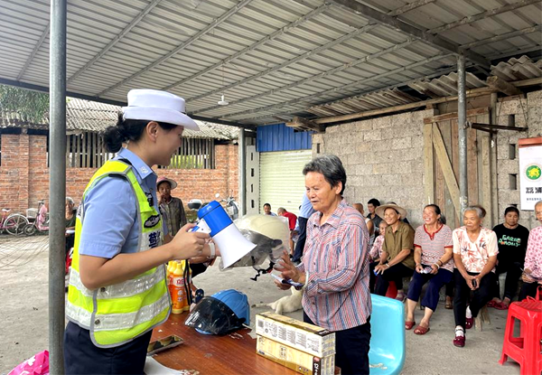 面对面共话交通安全。刘春妮摄