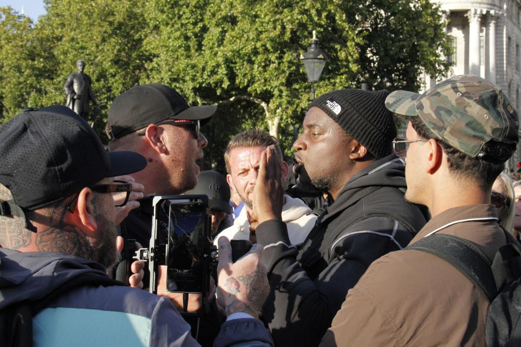 9月13日，在英国首都伦敦，对移民持不同观点的人们在抗议活动现场争辩。新华社记者高文成摄