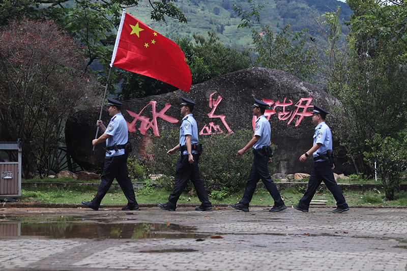双江警察在茶山巡逻。临沧市公安局供图