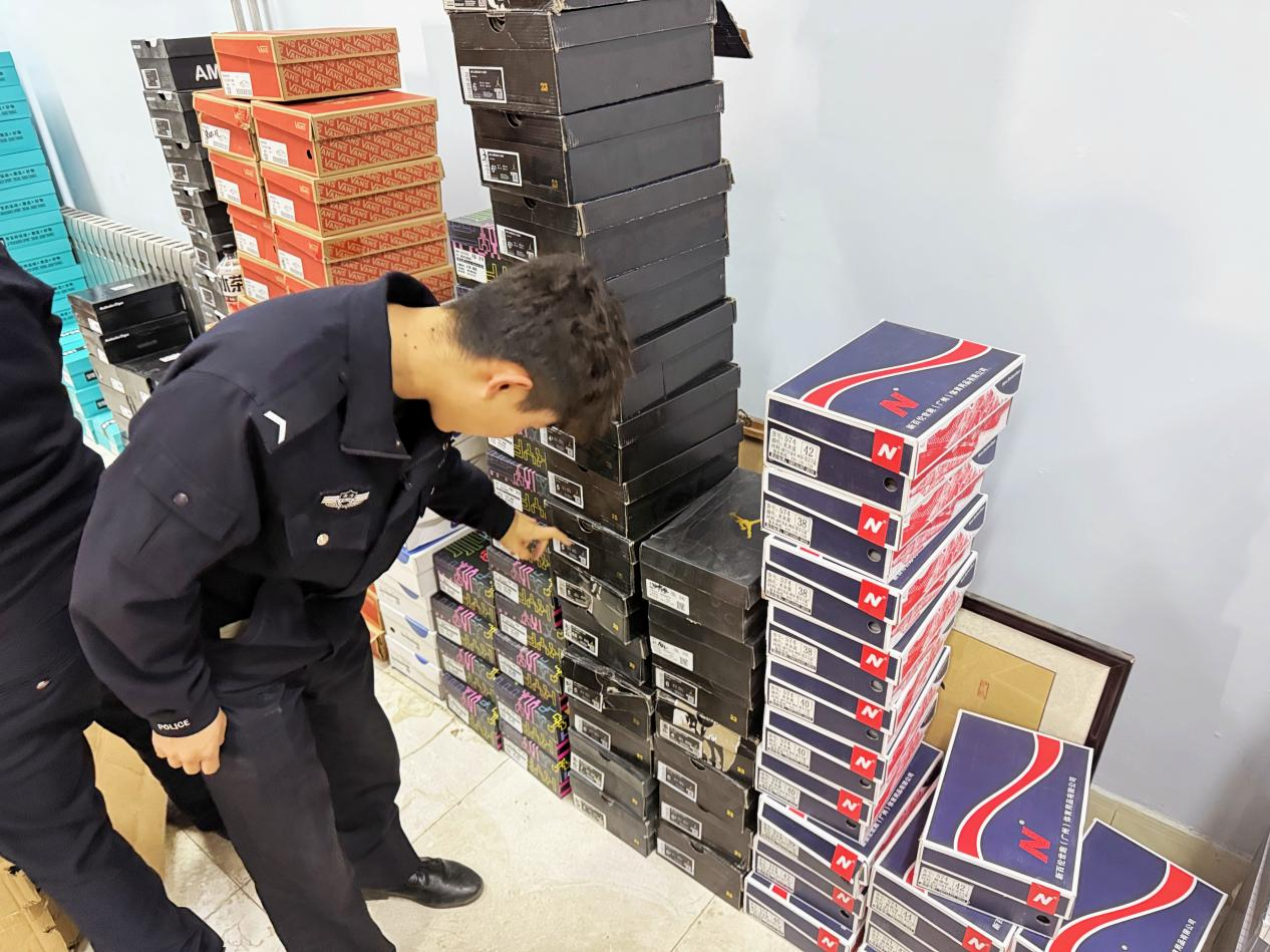 清点假冒商品。城北公安分局供图