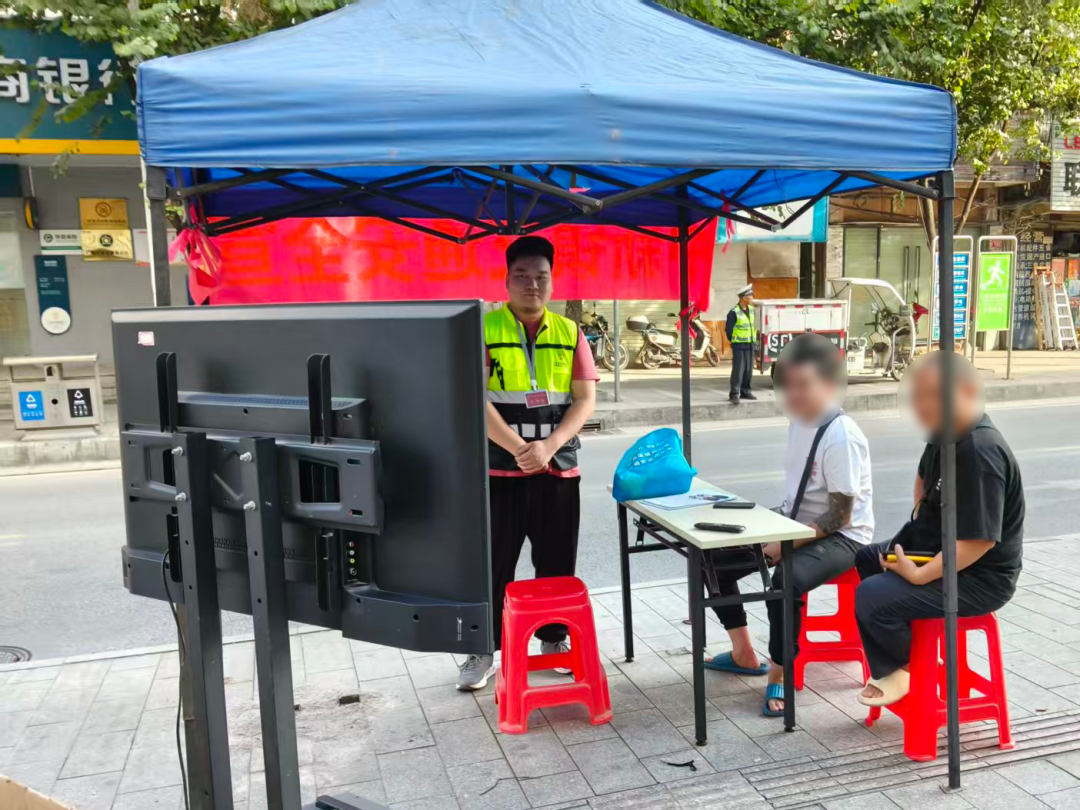 实施轻微交通违法行为的电动自行车驾驶人观看交通安全警示教育视频。广州交警供图