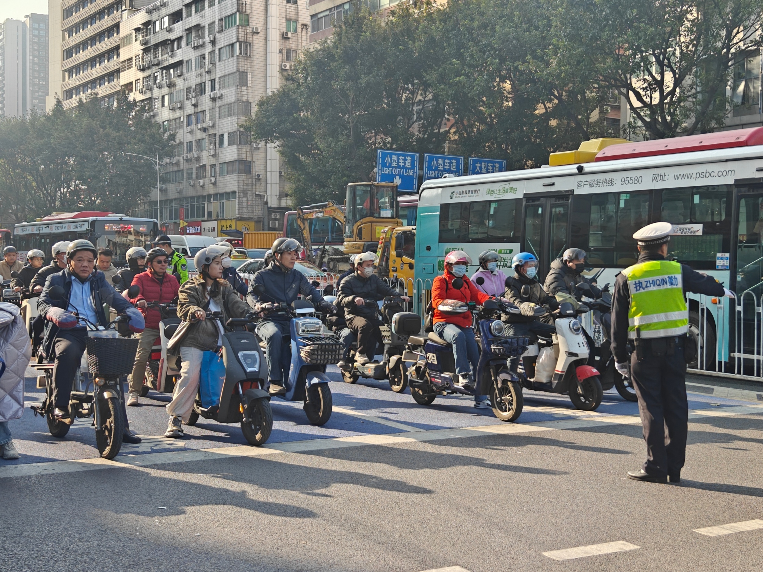 广州交警呼吁市民朋友携手同行,共同营造安全、有序、畅通的交通环境(资料图)。人民网记者 王雅蝶摄