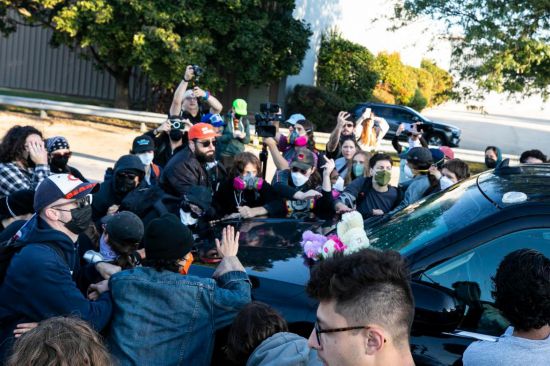 9月26日，在位于美国芝加哥西郊布罗德维尤市，抗议者阻止移民与海关执法局的车辆驶入办公机构。新华社发（文森特·约翰逊摄）