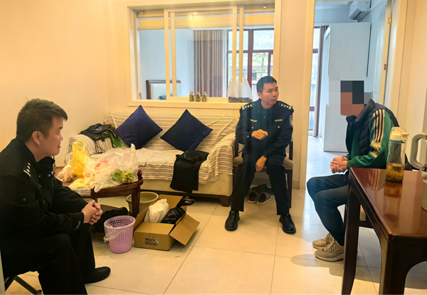 民警上门劝阻现场。警方供图