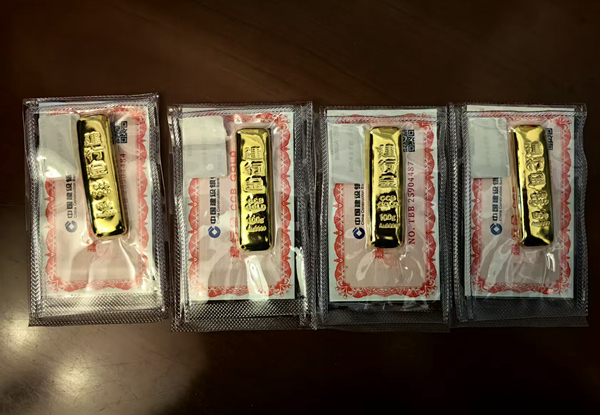 李某某即将寄送的400克黄金。警方供图