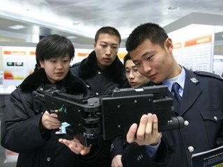 北京警院学员在试用拐弯枪