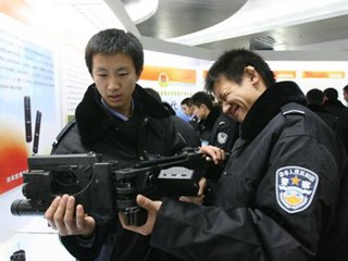 警察试用拐弯枪