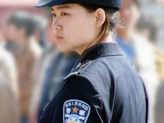 年轻女警官