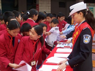 交警宣传交通安全