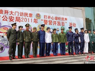 警察模特身着新中国各时期警服亮相