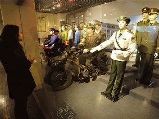 北京警察博物馆的展台展示了各个时期的警服